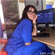 Studentessa universitaria di tecniche di radiologia medica impartisce ripetizioni di scienze